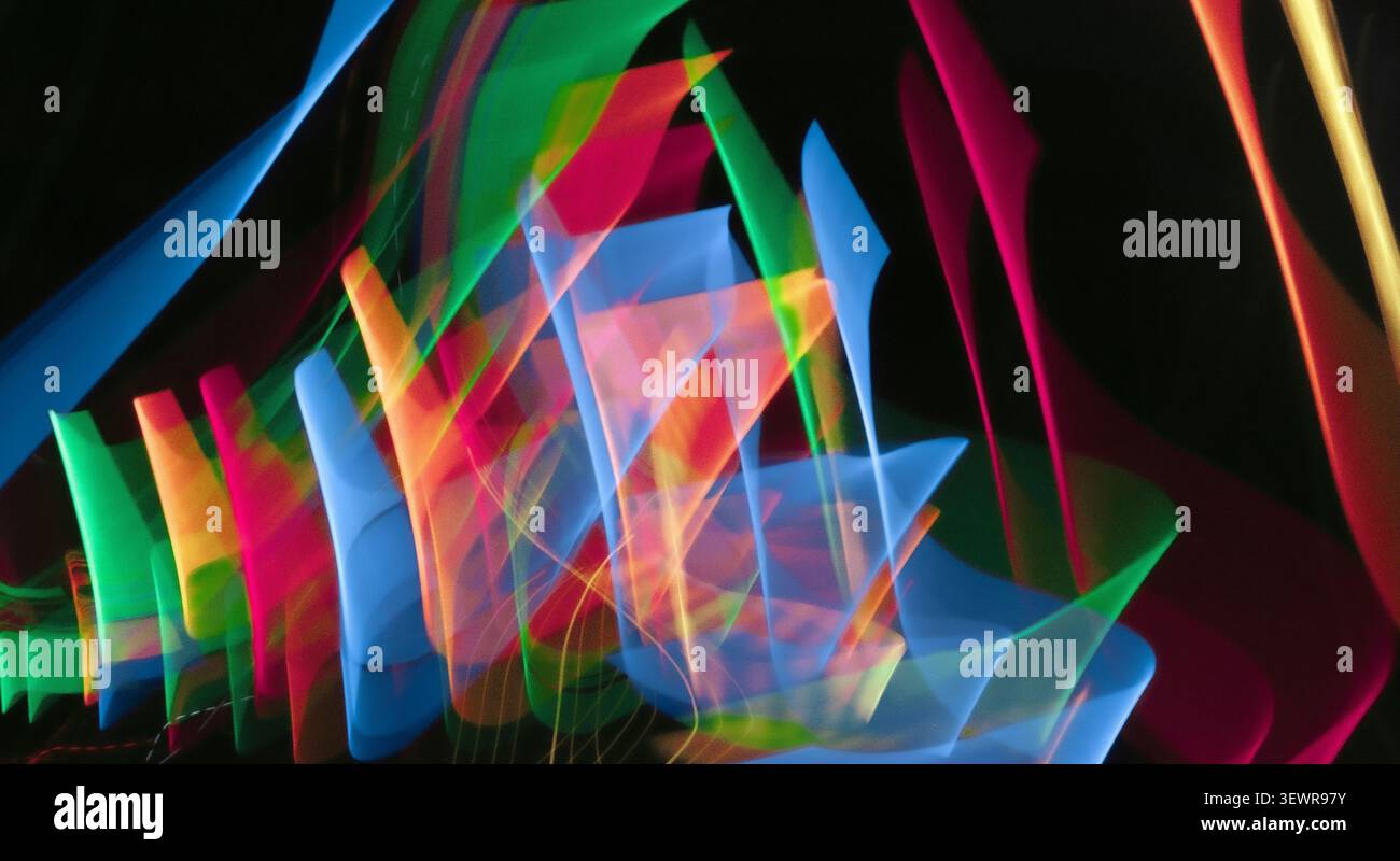 Strisce luminose colorate su sfondo nero. Foto Stock