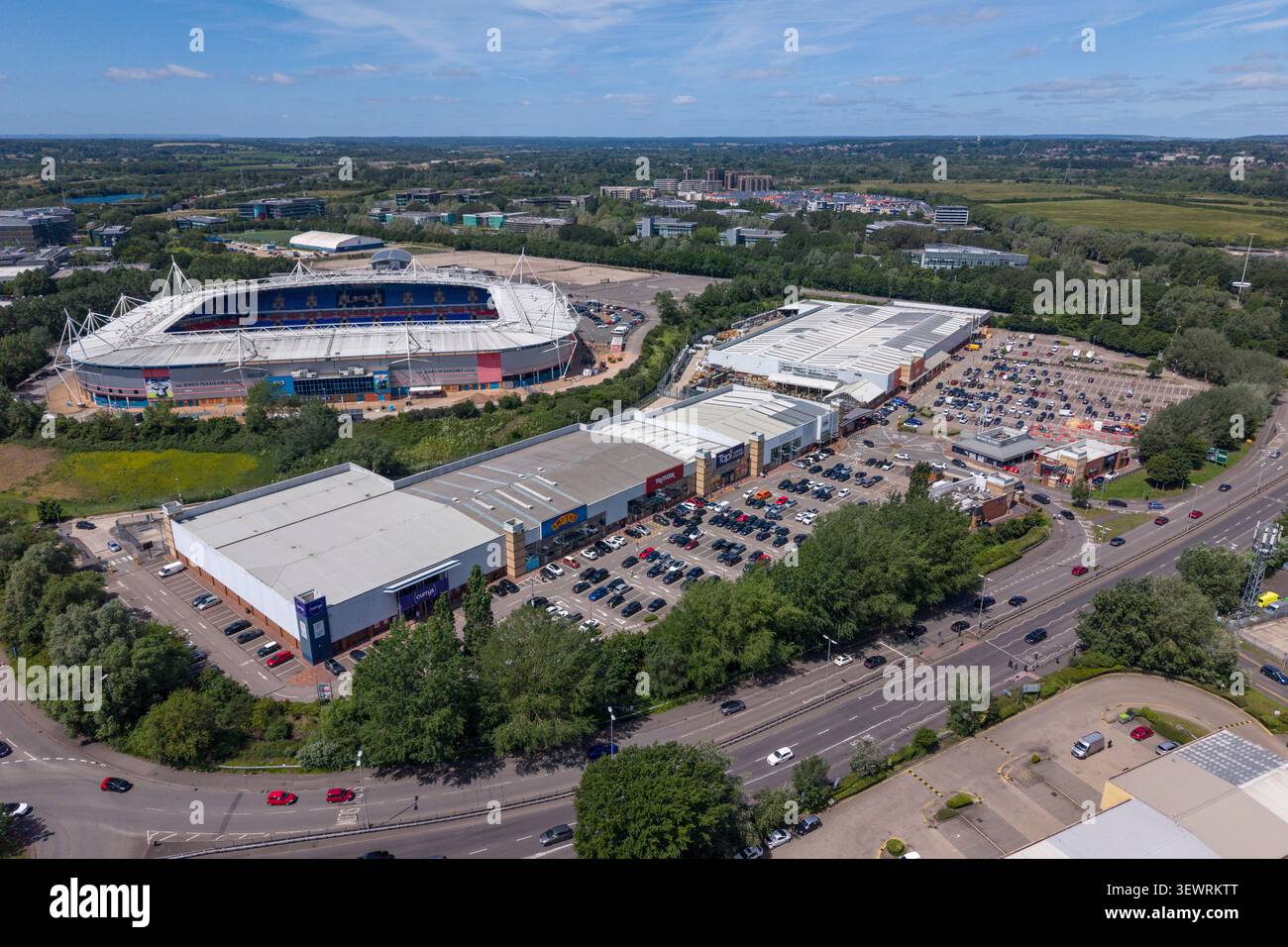 Vista aerea del Reading Gate Retail Park, Reading, Berkshire, UK lo Select Car Leasing Stadium (Madejski Stadium), casa del Reading FC sullo sfondo. Foto Stock