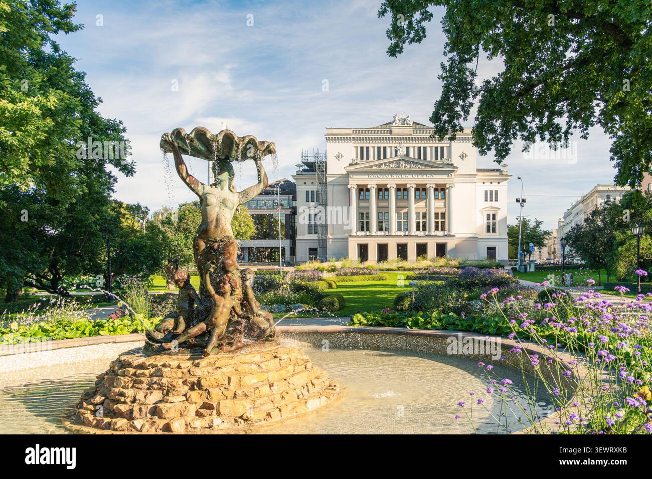 Patrimonio culturale vivente - l'Opera Nazionale lettone fonde l'architettura storica con la vita culturale quotidiana nel centro di riga. Per cultura, architettura Foto Stock