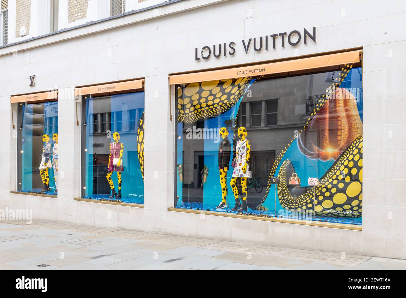 Mostra Louis Vuitton in una strada cittadina. Londra, Regno Unito, 21 maggio 2023 Foto Stock