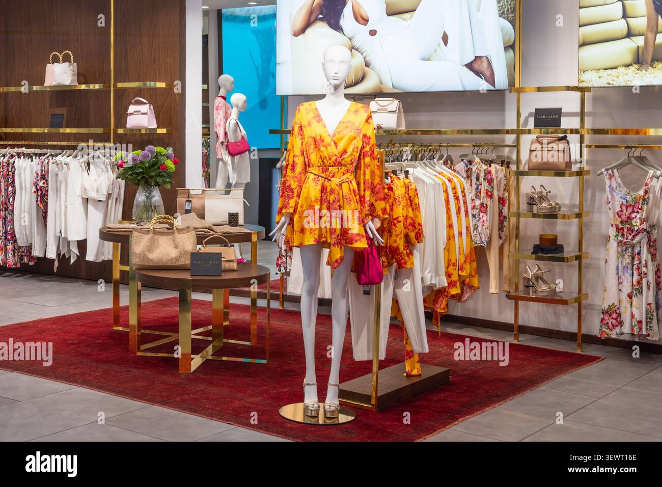 Interni boutique di lusso con esposizione di manichini. Londra, Regno Unito, 21 maggio 2023 Foto Stock