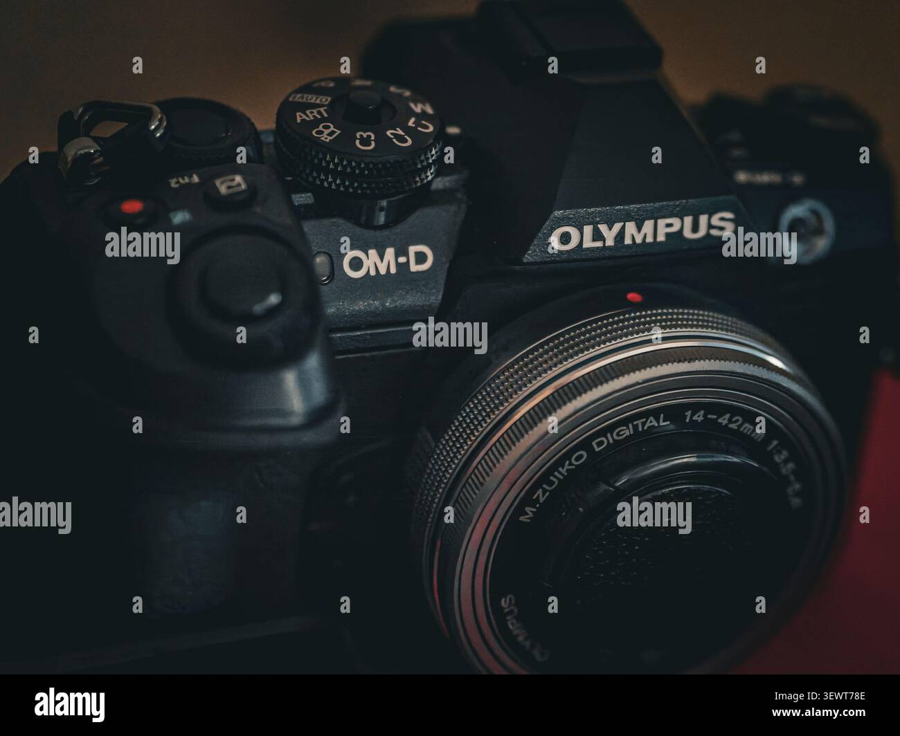 Fotografia macro di un corpo fotocamera mirrorless Olympus OM-D con un obiettivo zoom M.Zuiko Digital 14-42mm collegato Foto Stock
