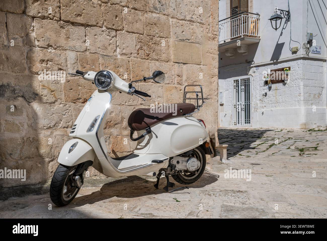 Vespa parcheggiata nel centro storico, Monopoli, Puglia, Italia Foto Stock