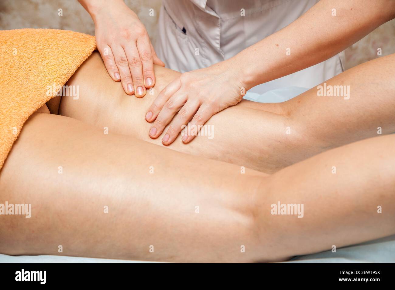 Massaggio manuale professionale anti-cellulite Foto Stock