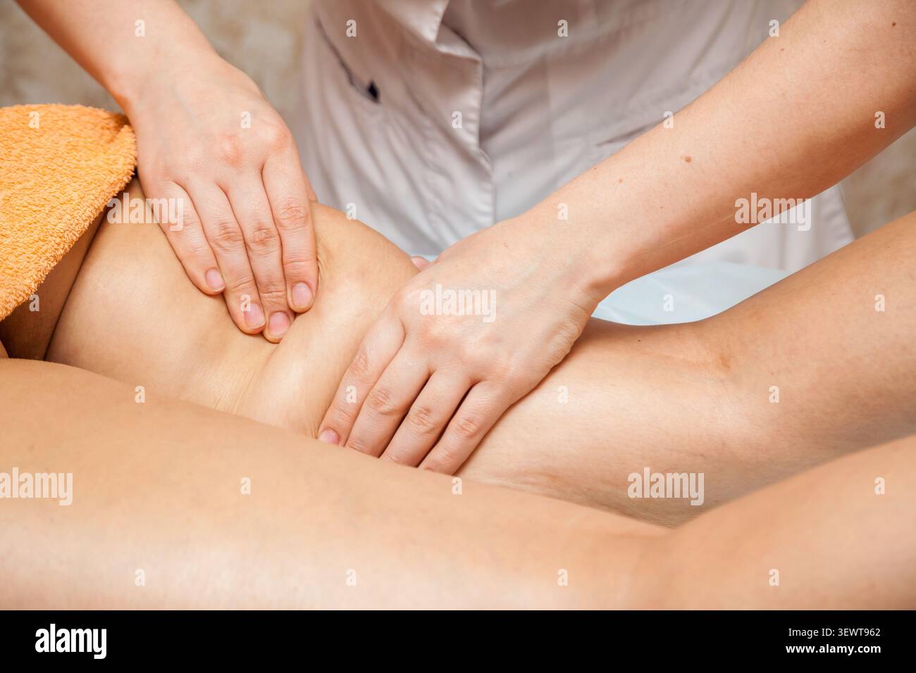 Massaggio manuale professionale anti-cellulite Foto Stock