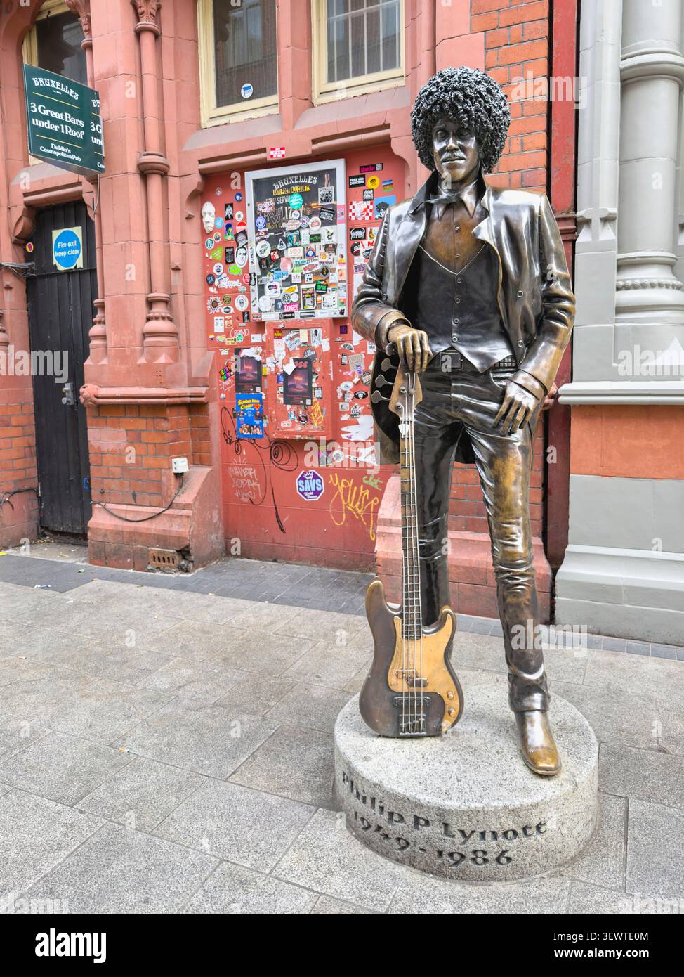 Statua del musicista rock irlandese Thin Lizzy Phil Lynott e della sua chitarra, Harry Street, Dublino, Irlanda - Immagine stock catturata con smartphone