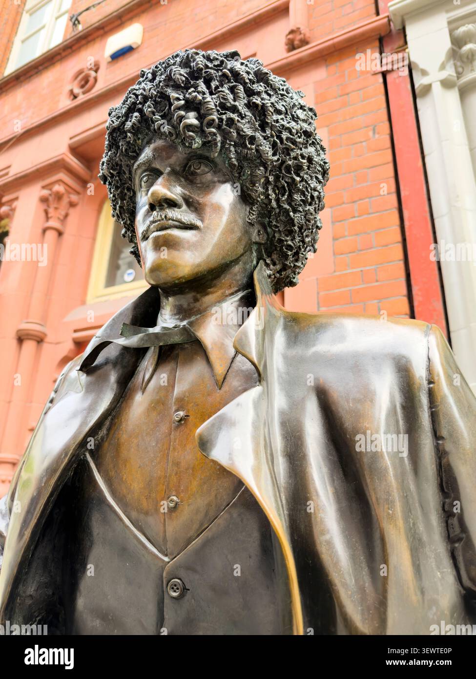 Primo piano della statua del musicista rock irlandese Thin Lizzy Phil Lynott, Harry Street, Dublino, Irlanda - Immagine stock catturata con smartphone
