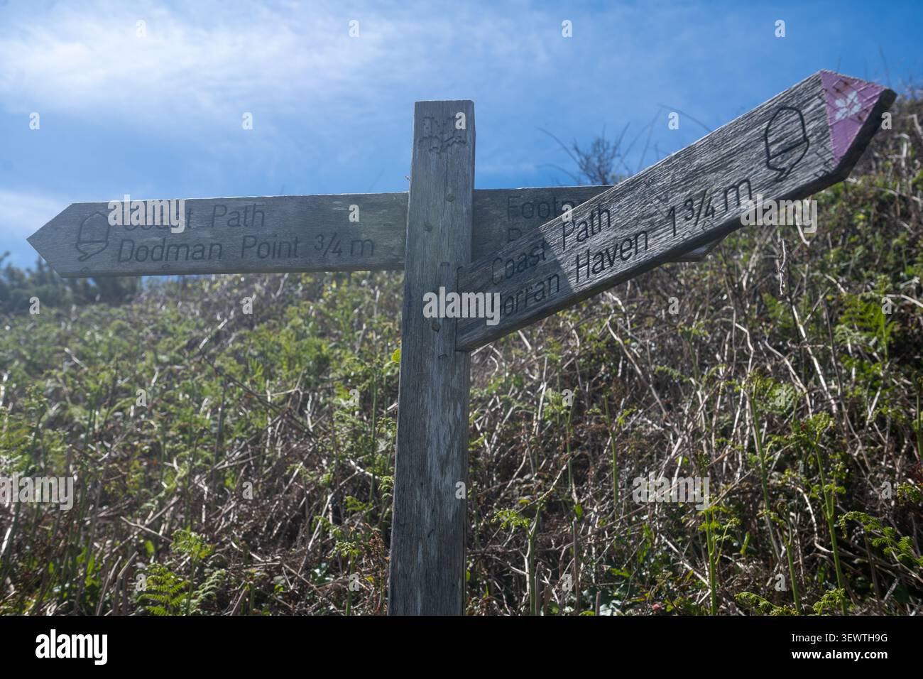 Un cartello in legno per il South West Coast Path che punta verso Dodman Point e Gorran Haven in Cornovaglia, Inghilterra. Foto Stock