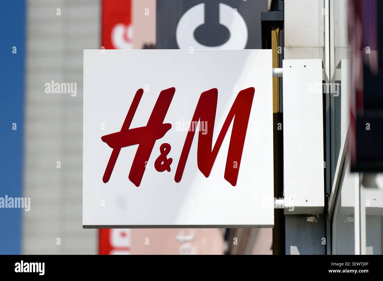 Colonia, Germania 18 giugno 2026: Un primo piano del logo H&M quadrato bianco su un negozio di edifici nel centro di Colonia, Germania. Foto Stock