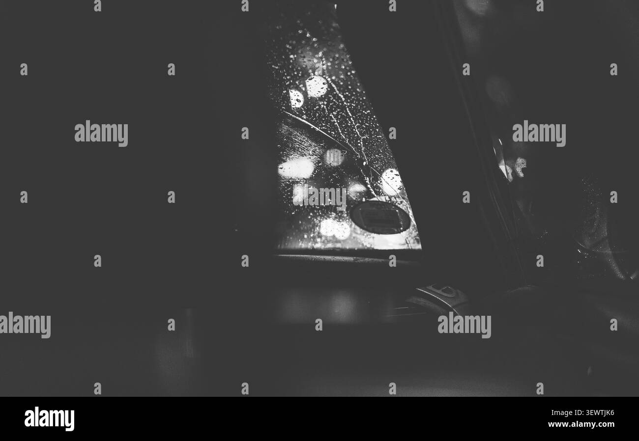 fotografia in bianco e nero dalla forma triangolare con luci che brillano... Foto Stock