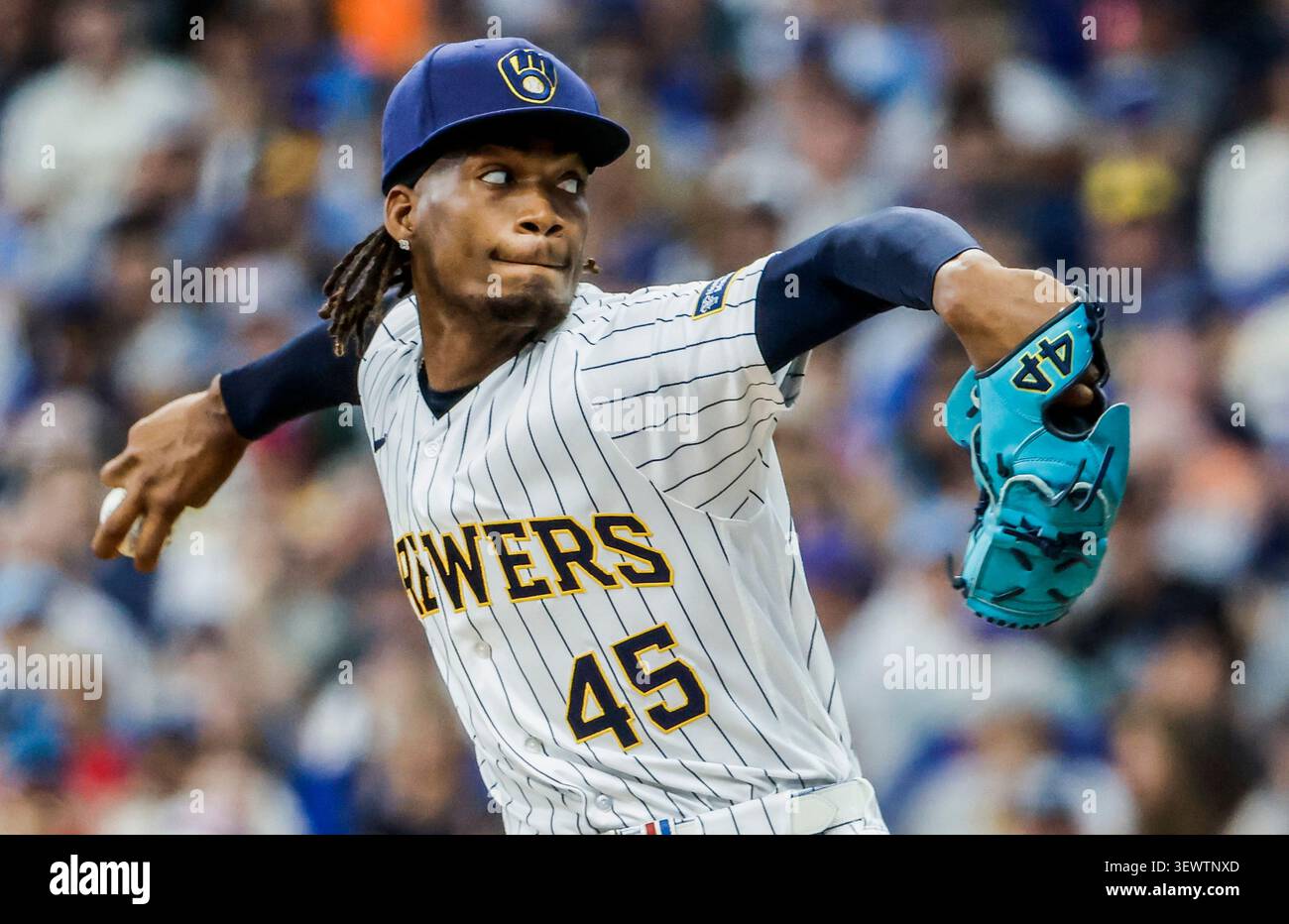 Milwaukee, Stati Uniti. 28 giugno 2026. Il lanciatore di rilievo dei Milwaukee Brewers Abner Uribe lancia nell'ottavo inning della partita MLB tra i Chicago Cubs e i Milwaukee Brewers all'American Family Field di Milwaukee, Wisconsin, domenica 28 giugno 2026. Foto di Tannen Maury/UPI credito: UPI/Alamy Live News Foto Stock