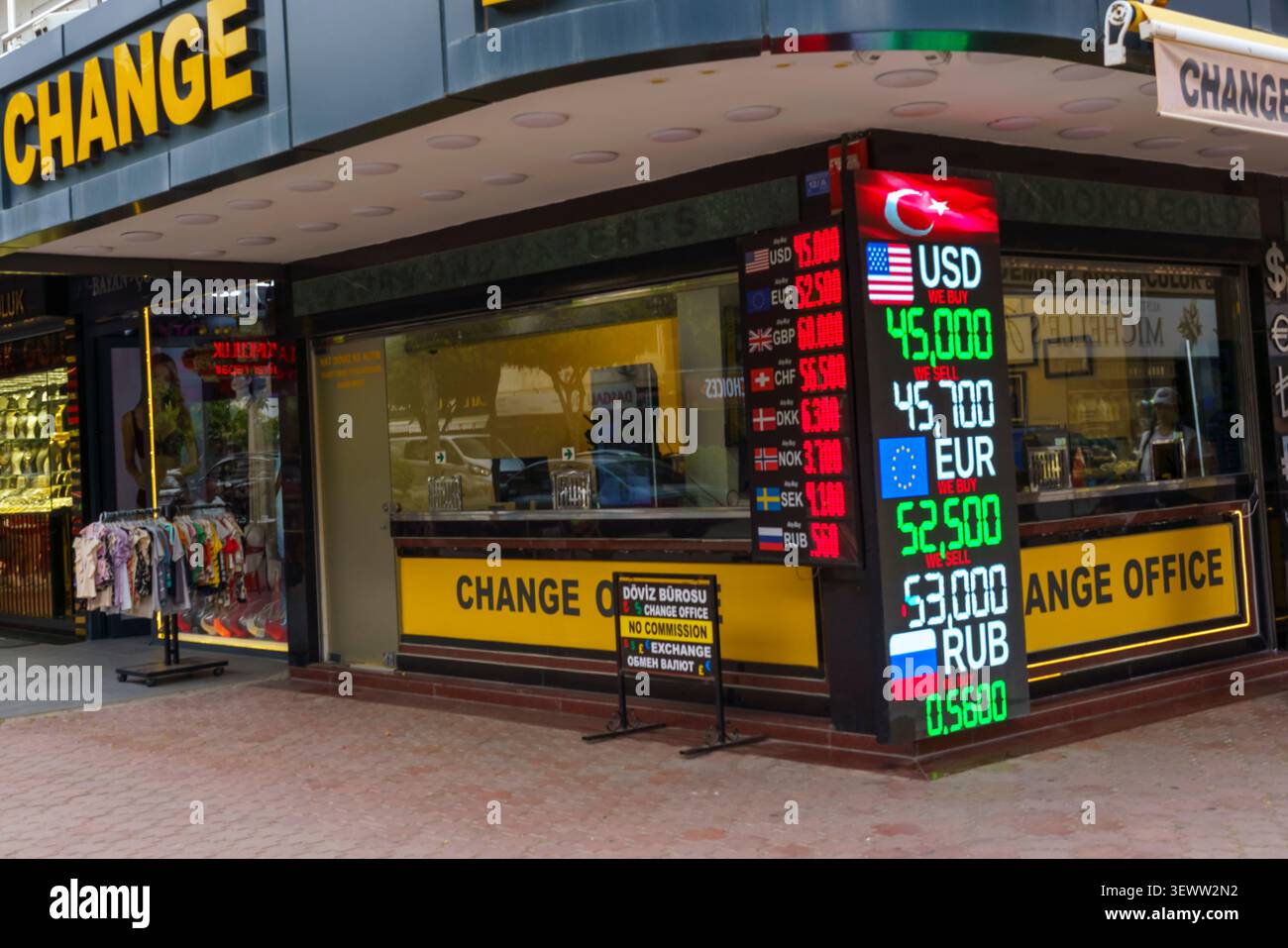 L'ufficio di cambio valuta dispone di un display digitale dei tassi di cambio per USD, EUR e RUB, situato in una zona commerciale affollata con negozi nelle vicinanze Foto Stock