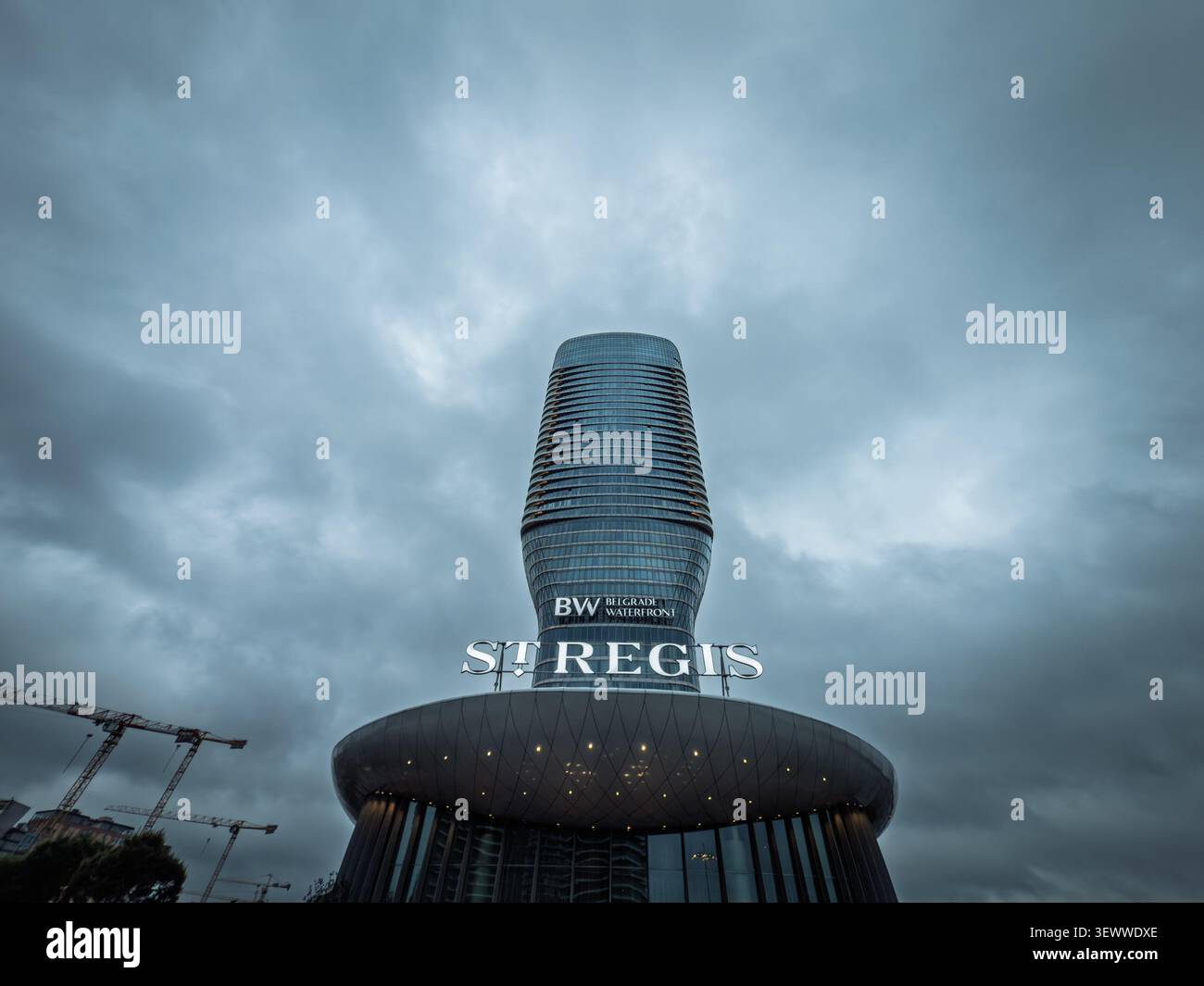 BELGRADO, SERBIA - 17 MAGGIO 2026: Logo St Regis e cartello Belgrade Waterfront su Kula Beograd in Serbia, St Regis è un marchio di hotel di lusso, beograd n Foto Stock
