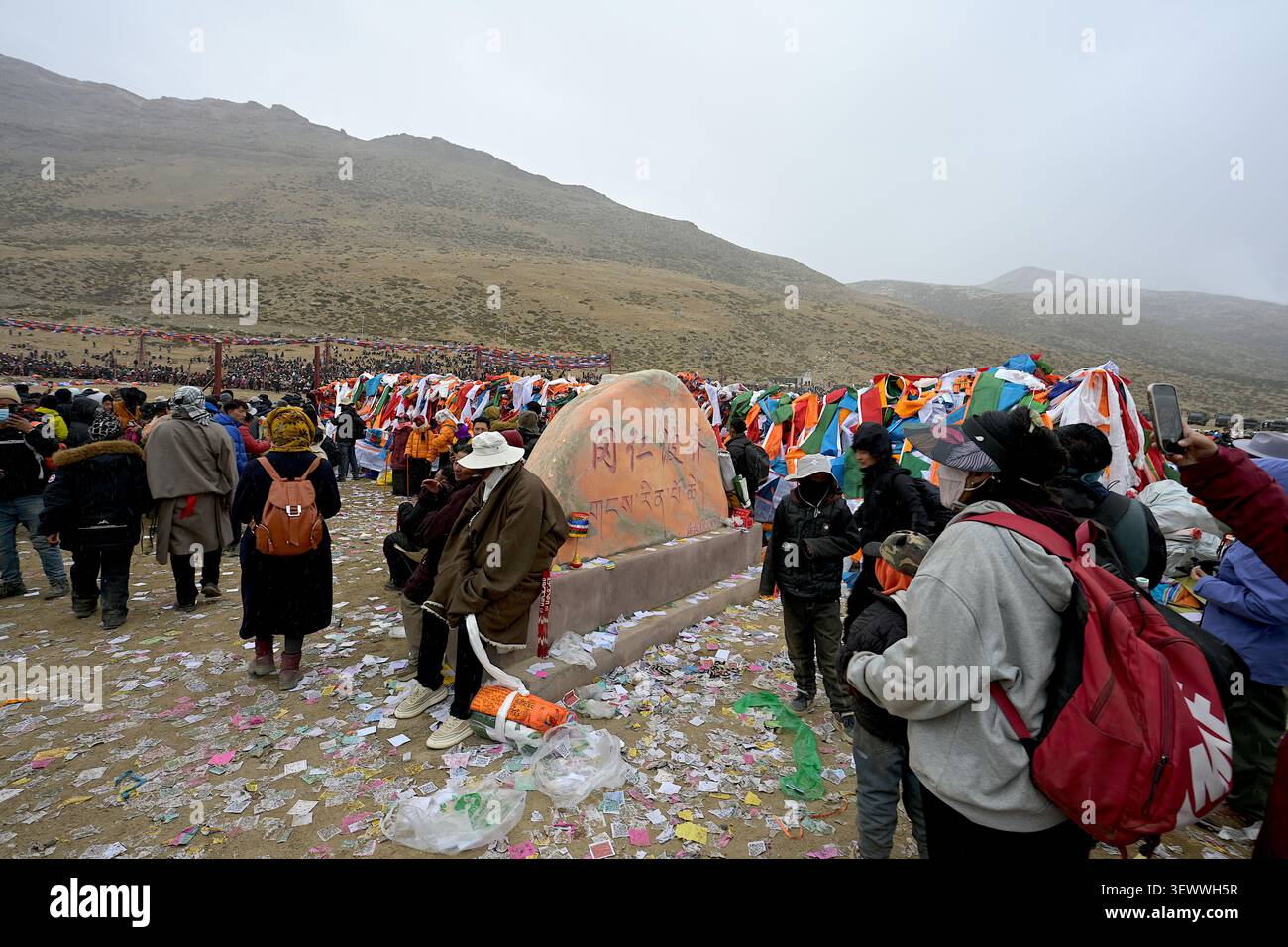 Il Monte Kailash, il centro spirituale del mondo nel buddismo tibetano, è il punto focale per i pellegrini durante il Saga Dawa Festival Foto Stock