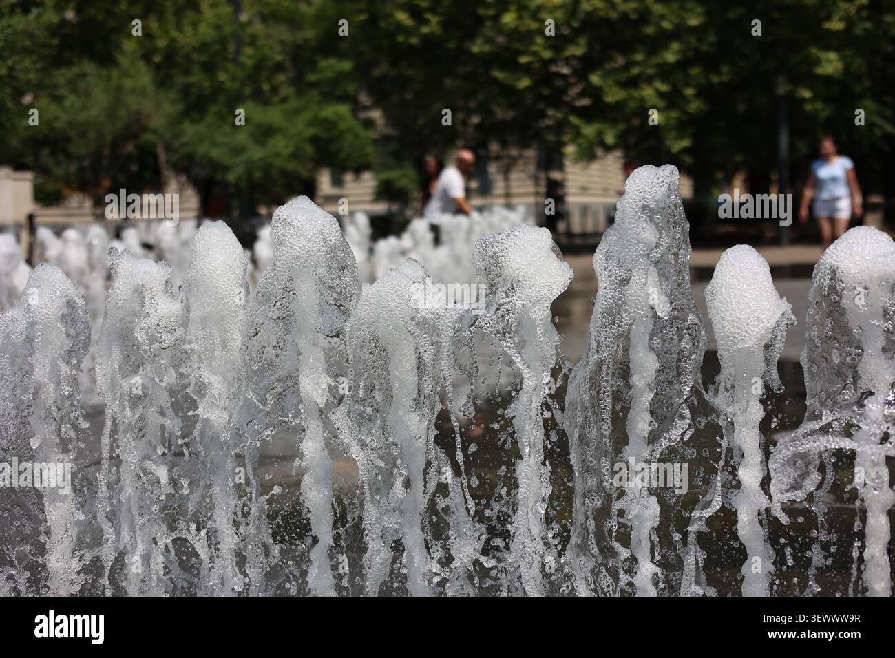 Fontana pubblica in azione in Piazza della libertà durante l'ondata di caldo estivo di giugno 2026 a Budapest, Ungheria Foto Stock