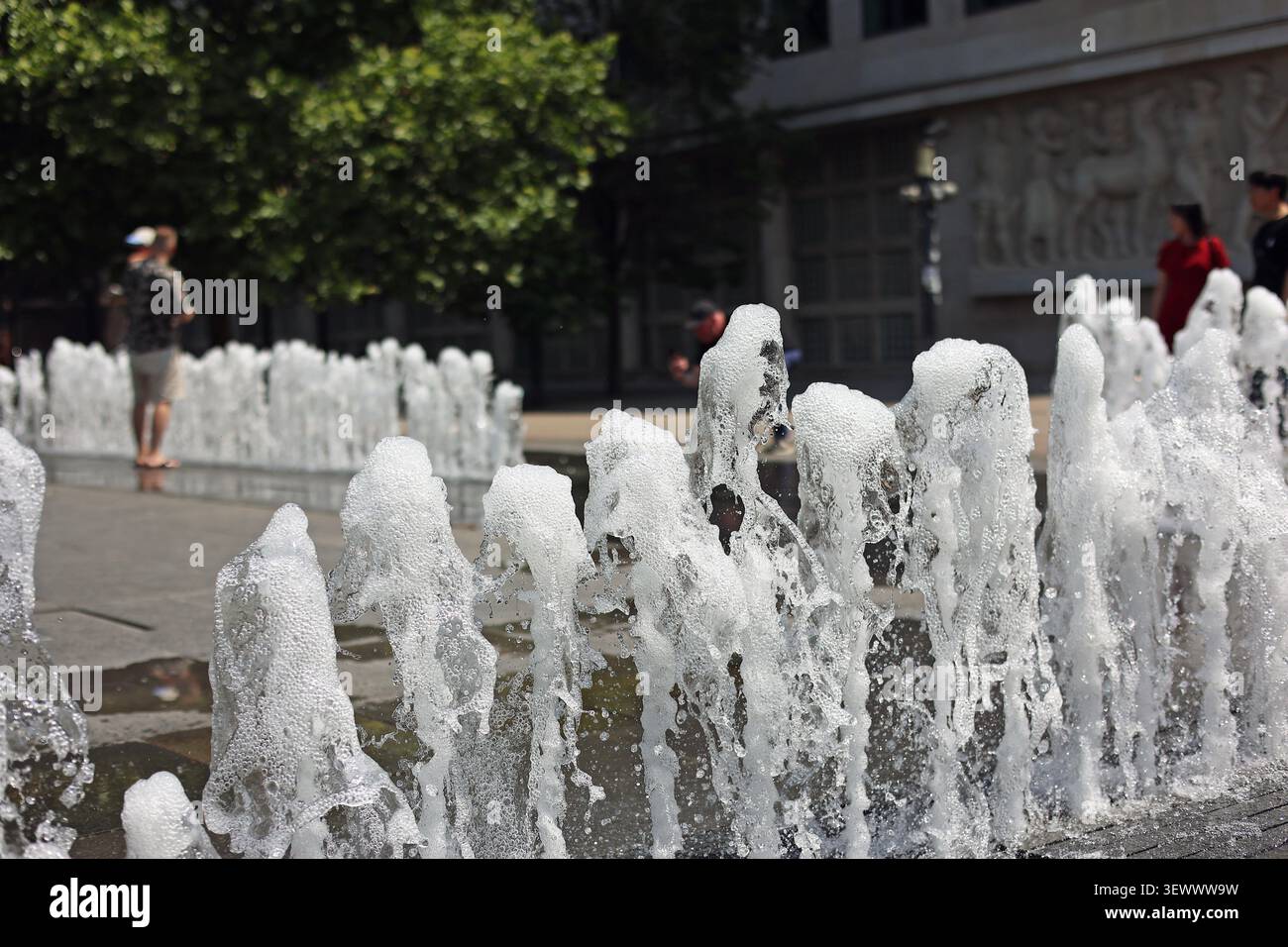 Fontana pubblica in azione in Piazza della libertà durante l'ondata di caldo estivo di giugno 2026 a Budapest, Ungheria Foto Stock