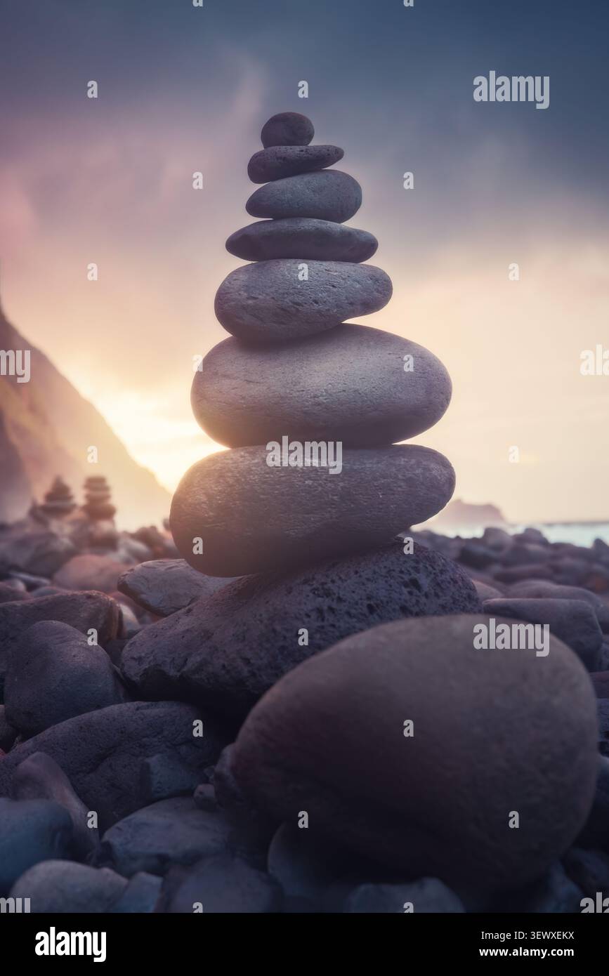 Zen Stone Pyramid su Pebble Beach al tramonto a Madeira Foto Stock