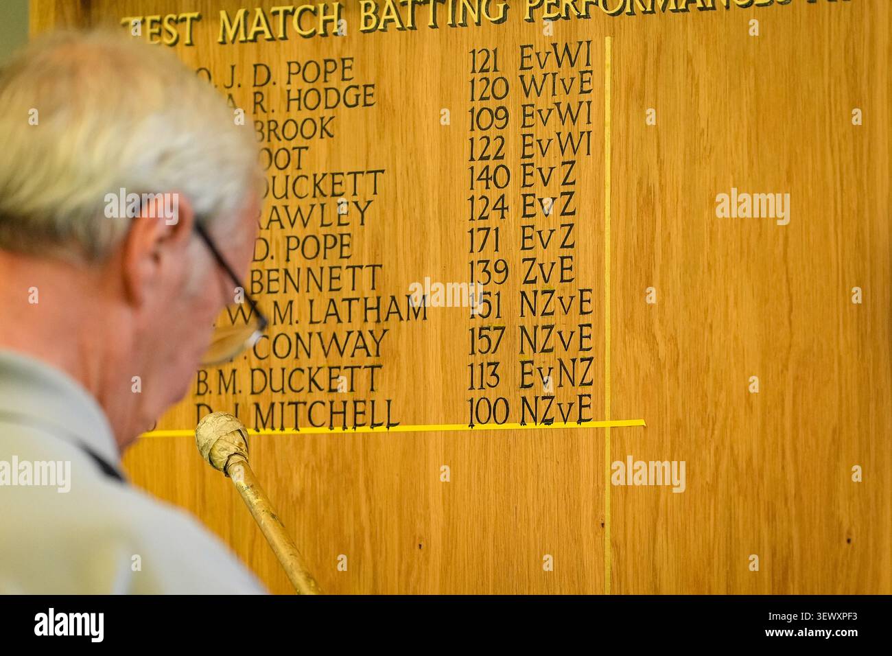 Daryl Mitchell della nuova Zelanda ha scritto il suo nome nel Consiglio d'onore durante il 3° Rothesay test Match Day 5 match Inghilterra vs nuova Zelanda a Trent Bridge, Nottingham, Regno Unito il 29 giugno 2026 (foto di Maynard Manyowa/News Images) Foto Stock