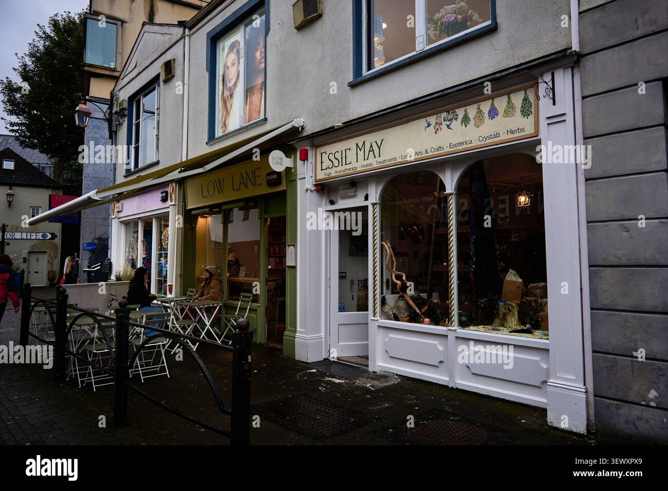 Caffè Low Lane e negozio olistico Essie May in una zona pedonale a Kilkenny, Irlanda Foto Stock