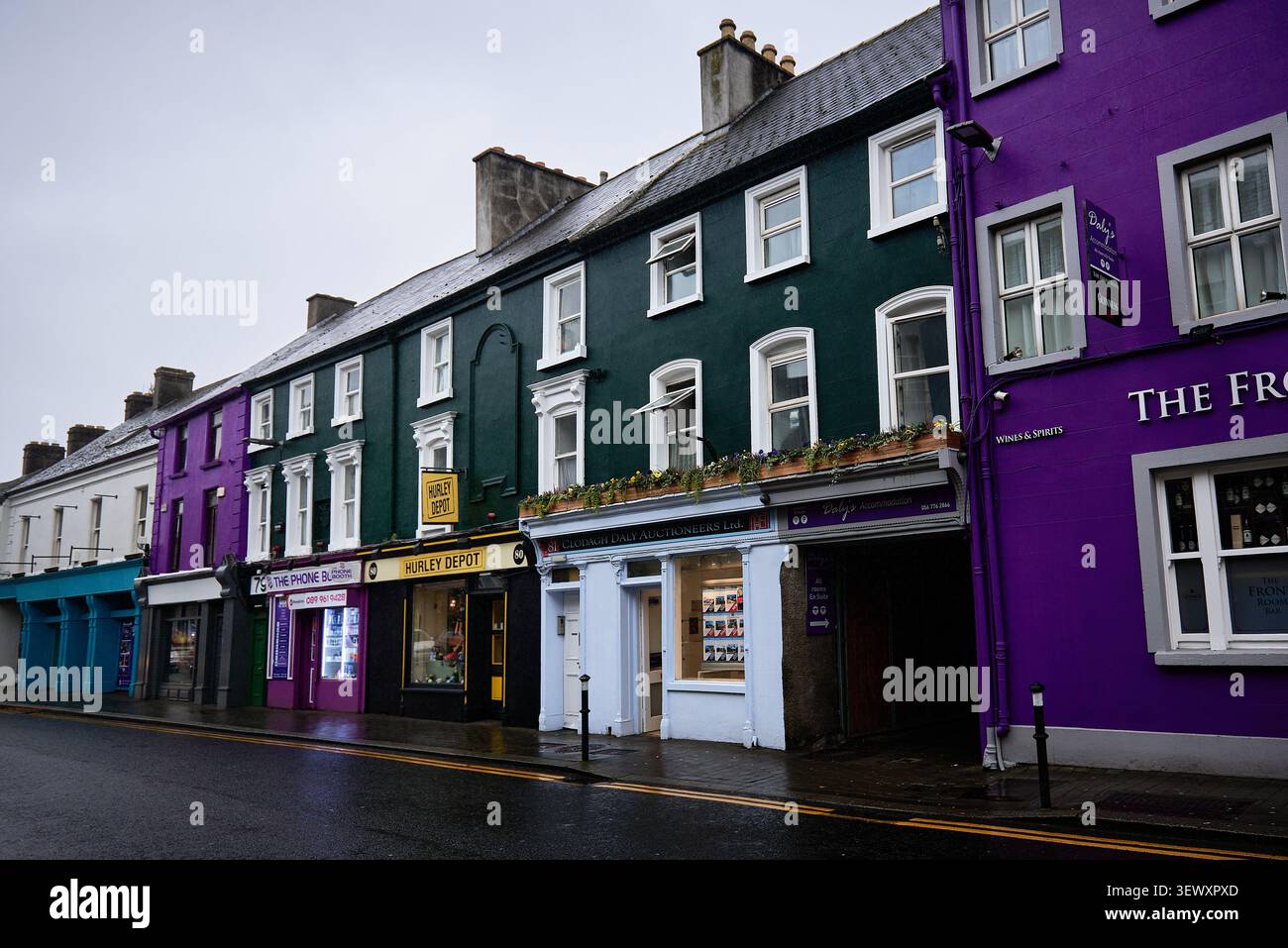Facciate colorate e edifici tradizionali a Kilkenny, Irlanda Foto Stock