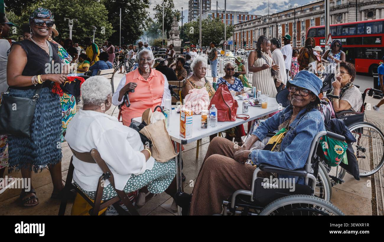 Pensionati partecipano al Windrush Big Caribbean Lunch 2026. Foto Stock