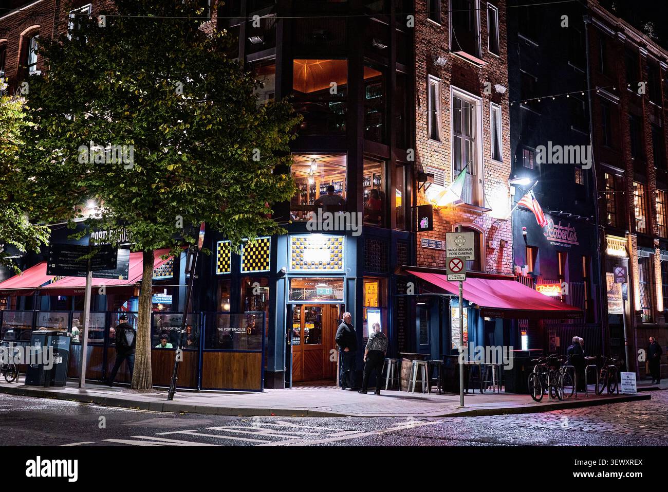 Il pub e i ristoranti Porterhouse illuminati di notte a Temple Bar, Dublino, Irlanda Foto Stock