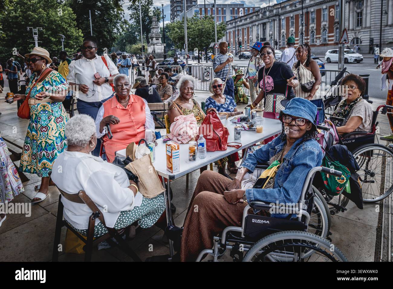 Un grande tavolo di commensali al Windrush Big Caribbean Lunch 2026. Foto Stock