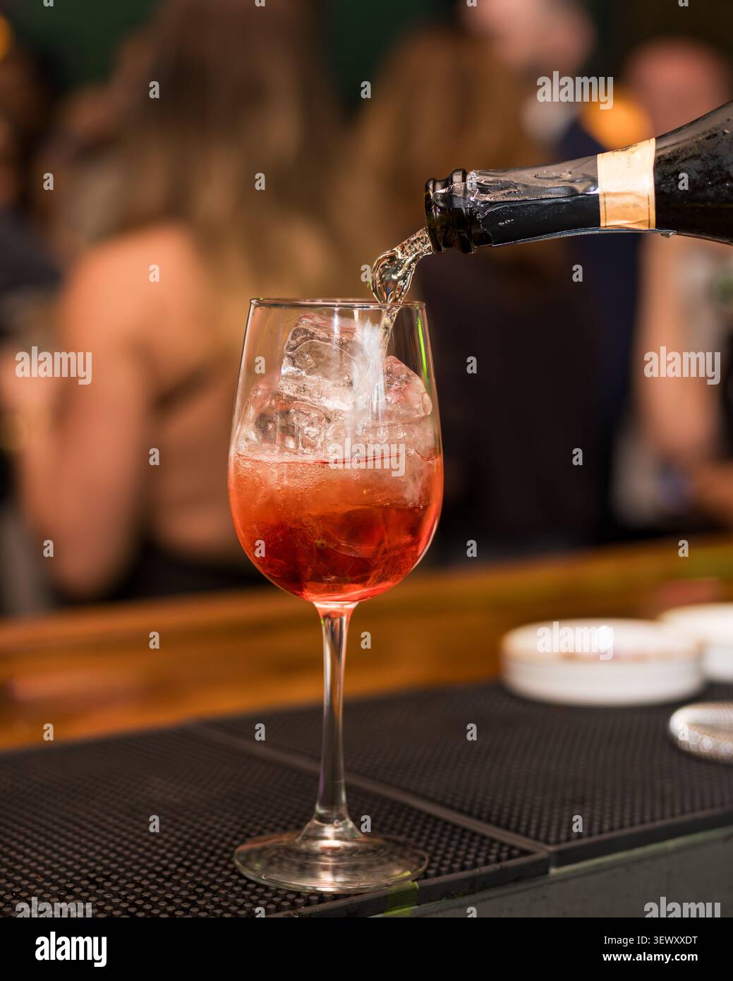 Versare vino frizzante in un cocktail di spritz rosso Foto Stock