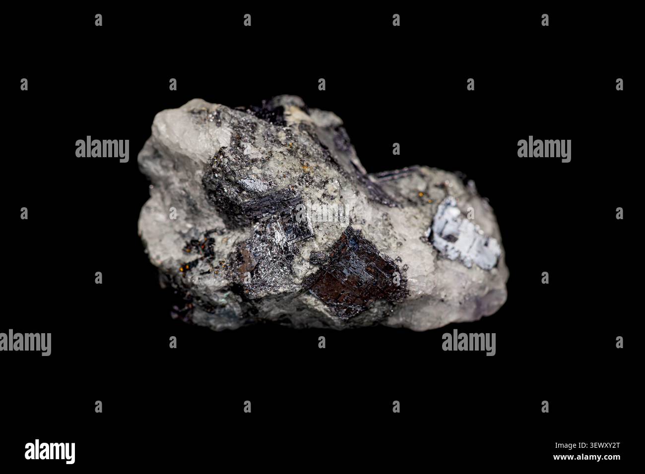 Cristallo di Galena naturale (minerale di piombo) su matrice di calcite Foto Stock