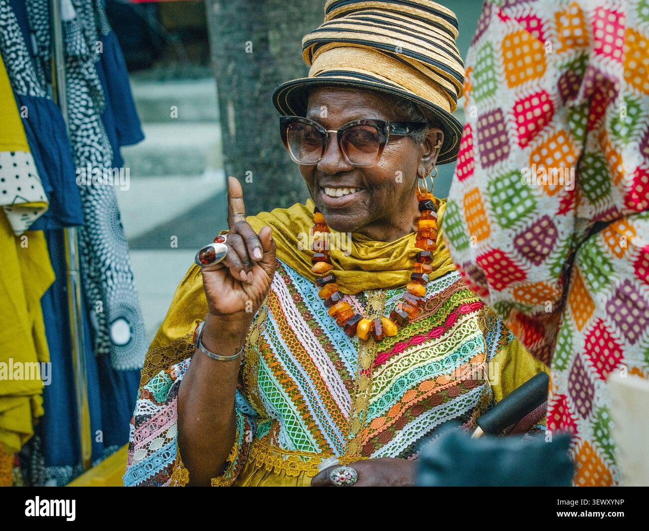 Una donna anziana alla moda all'Odunde Festival di Philadelphia Foto Stock