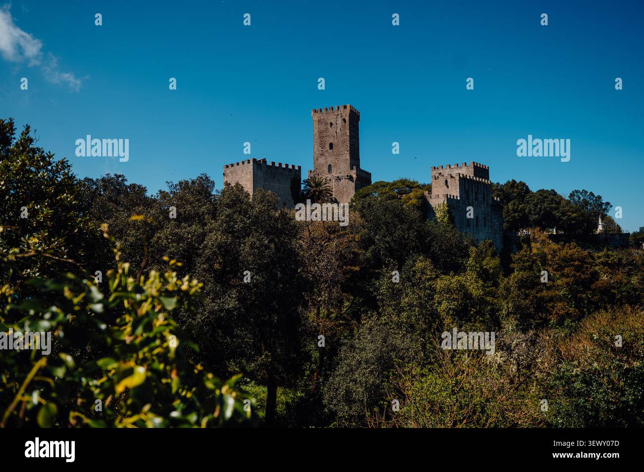 Il Castello di Venere sorge sopra i boschi di Erice, in Sicilia Foto Stock