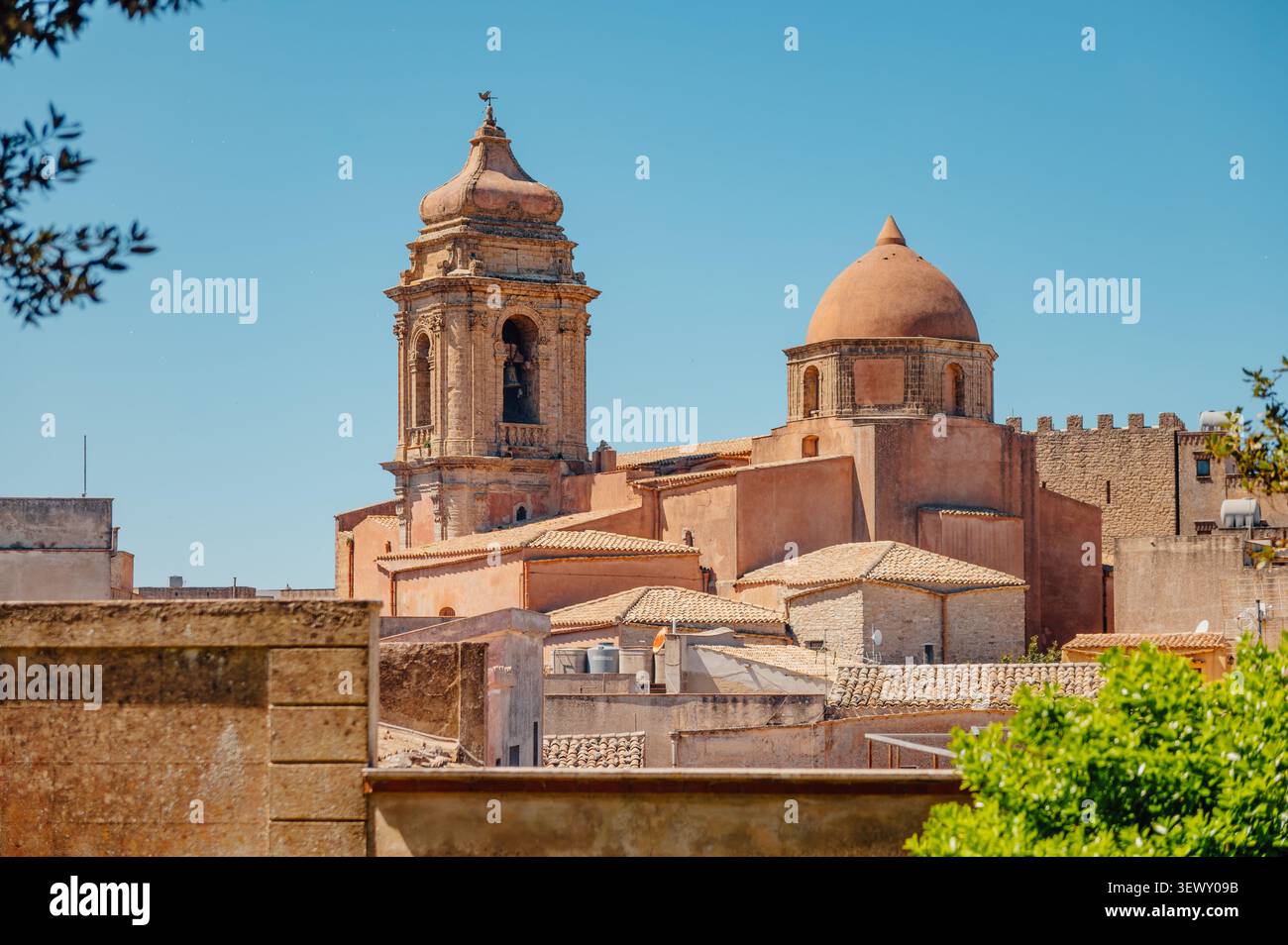 Chiesa di San Martino che sorge sopra i tetti storici di Erice, in Sicilia Foto Stock