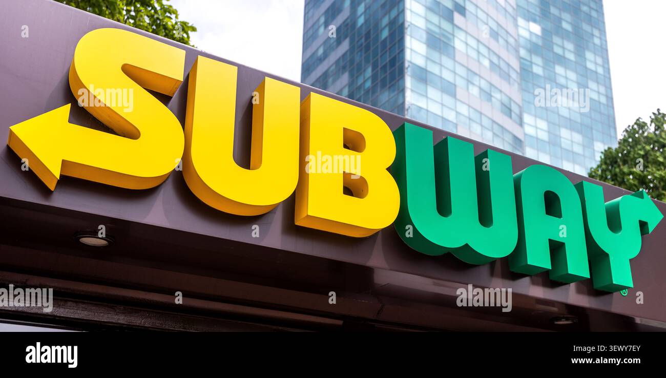 Samara, Russia - 10 maggio 2026: Insegna del fast food della metropolitana. Subway è un fast food americano che vende principalmente panini Foto Stock