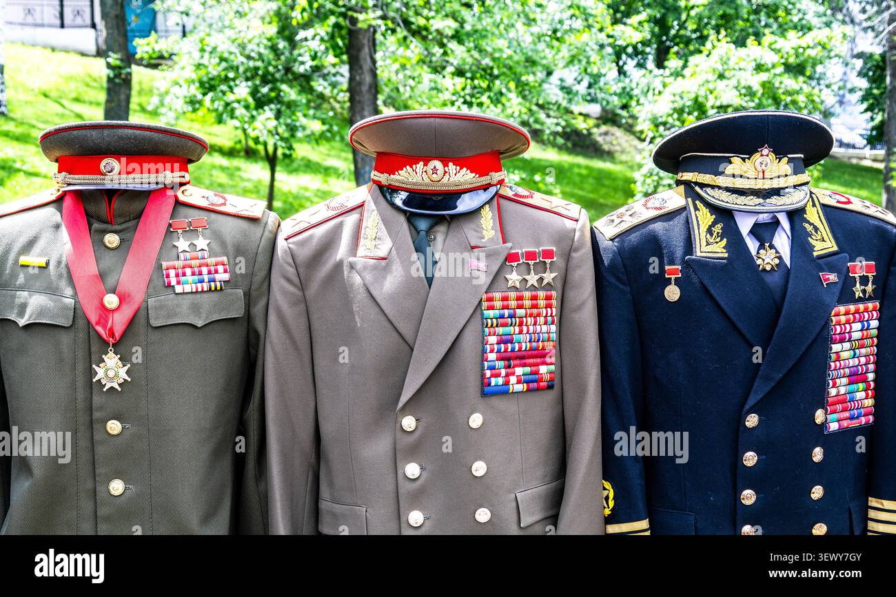Samara, Russia - 30 maggio 2026: Uniforme militare dei marescialli dell'Unione Sovietica K. Rokossovsky, D. Ustinov, ammiraglio della flotta S. Gorshkov con vari Foto Stock