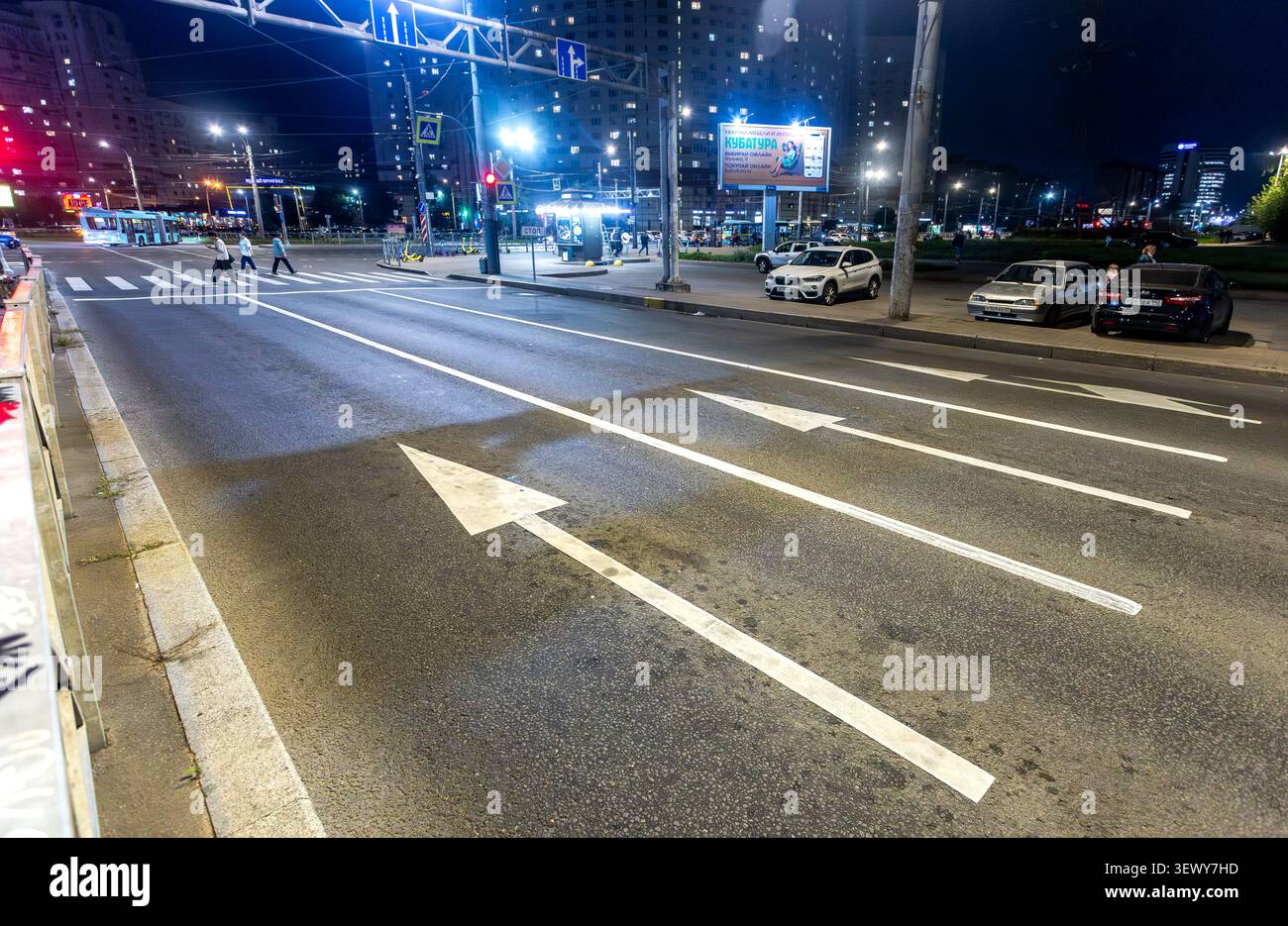 San Pietroburgo, Russia - 11 settembre 2025: Segnali direzionali freccia e attraversamento zebra dipinti sulla strada asfaltata. Cartello con la freccia sulla strada asfaltata Foto Stock