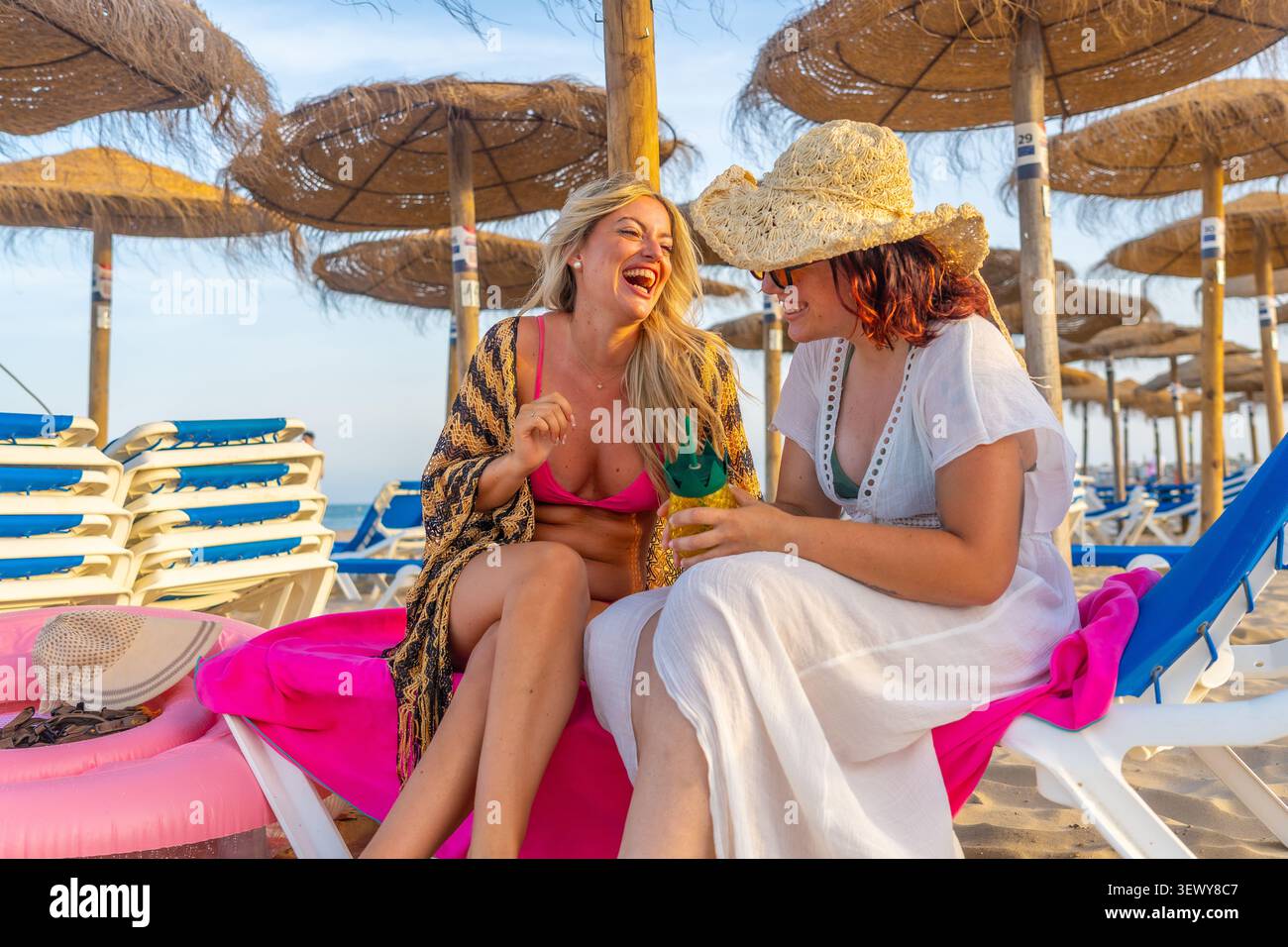 Giovani donne felici che si godono le vacanze estive in spiaggia Foto Stock