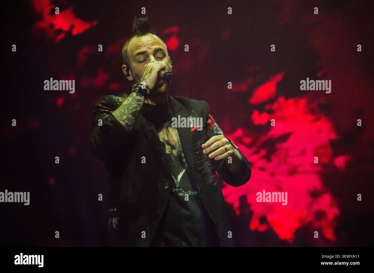 Adam Gontier dei Three Days Grace si esibisce al Release Athens Festival in Plateia Nerou (Water Square) / Grecia, giugno 2026 Foto Stock