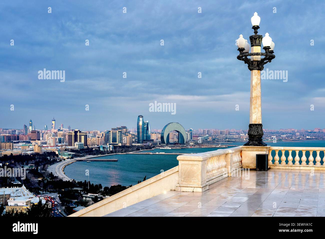Vista panoramica della baia di Baku e dello skyline sul lungomare dalla terrazza di Highland Park con lampada da strada ornata. Baku, Azerbaigian. Foto Stock