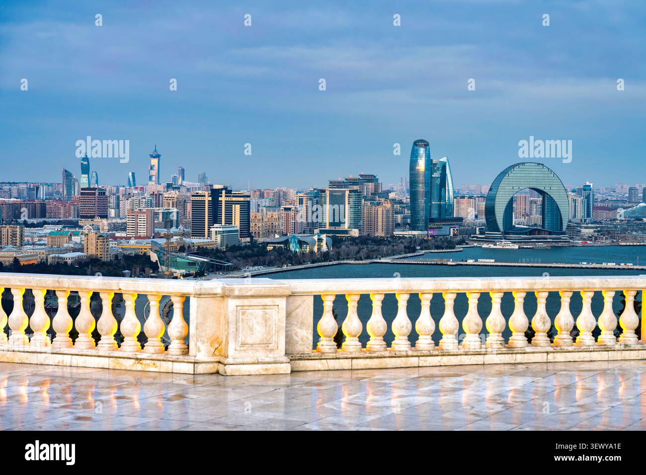 Vista panoramica della baia di Baku e dello skyline sul lungomare dalla terrazza con balaustra calcarea di Highland Park, Baku, Azerbaigian. Foto Stock