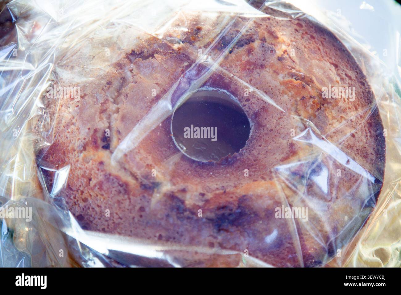 Presentazione di panetteria artigianale che evidenzia il fascino della torta rustica con texture Foto Stock