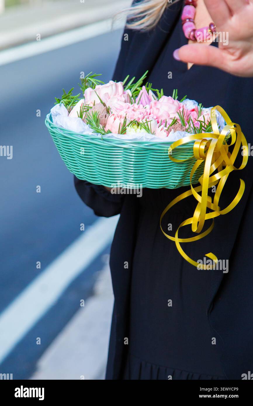 Scena del cesto floreale. Affascinante scena di strada con cesto di rose pastello e atmosfera amorevole Foto Stock