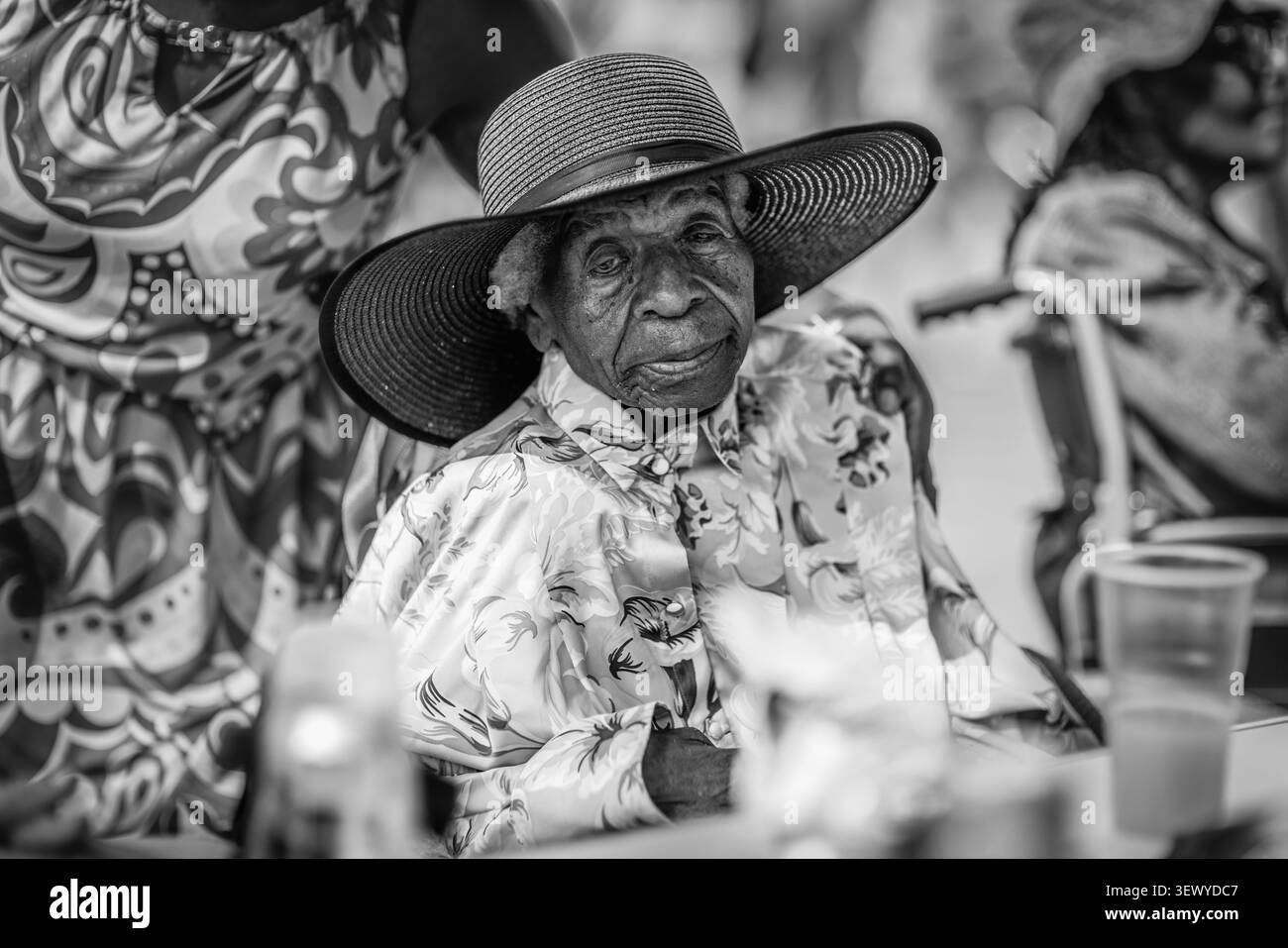 Ritratto in bianco e nero di una signora anziana elegante al Windrush Big Caribbean Lunch 2026 a Brixton, Londra. Foto Stock