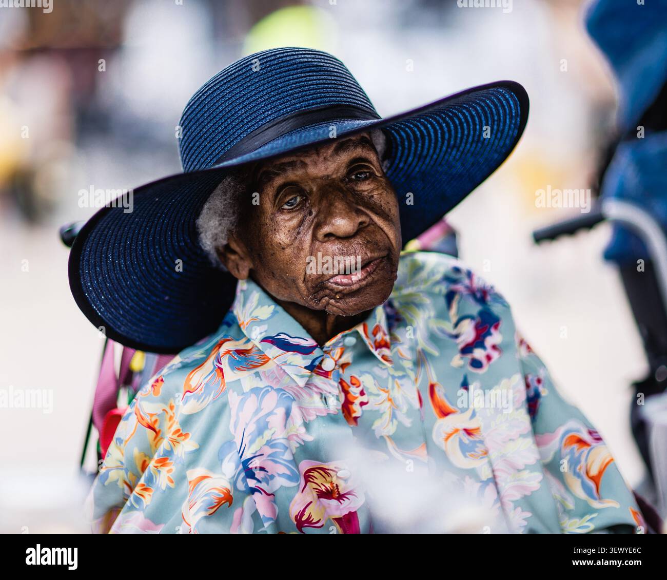 Ritratto di una signora anziana elegante al Windrush Big Caribbean Lunch 2026 a Londra. Foto Stock