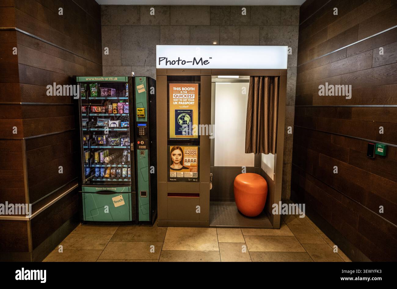 Photo-me Booth, all'interno di un centro commerciale, Inghilterra, Regno Unito Foto Stock