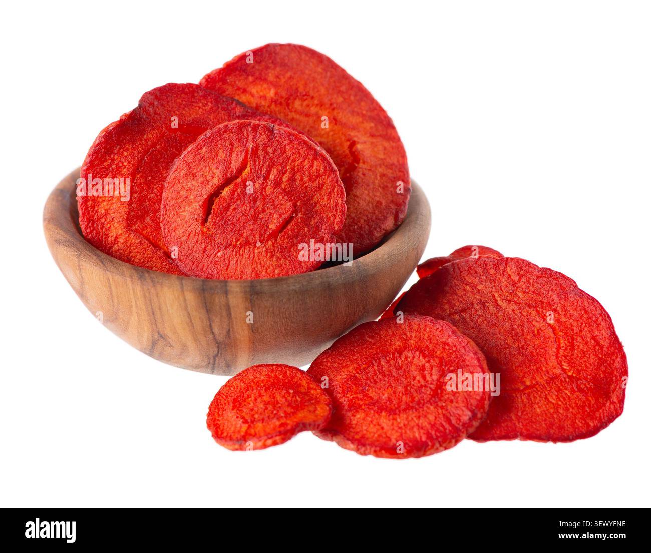 Patatine croccanti di carote arrostite con sale marino, isolate su sfondo bianco. Spuntino vegetale naturale sano e croccante. Tracciato di ritaglio. Foto Stock
