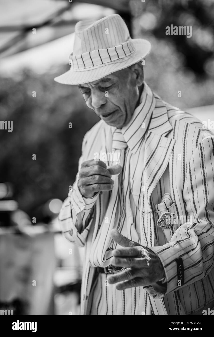 Un uomo molto elegantemente vestito con un completo a righe al Windrush Big Caribbean Lunch 2026. Foto Stock