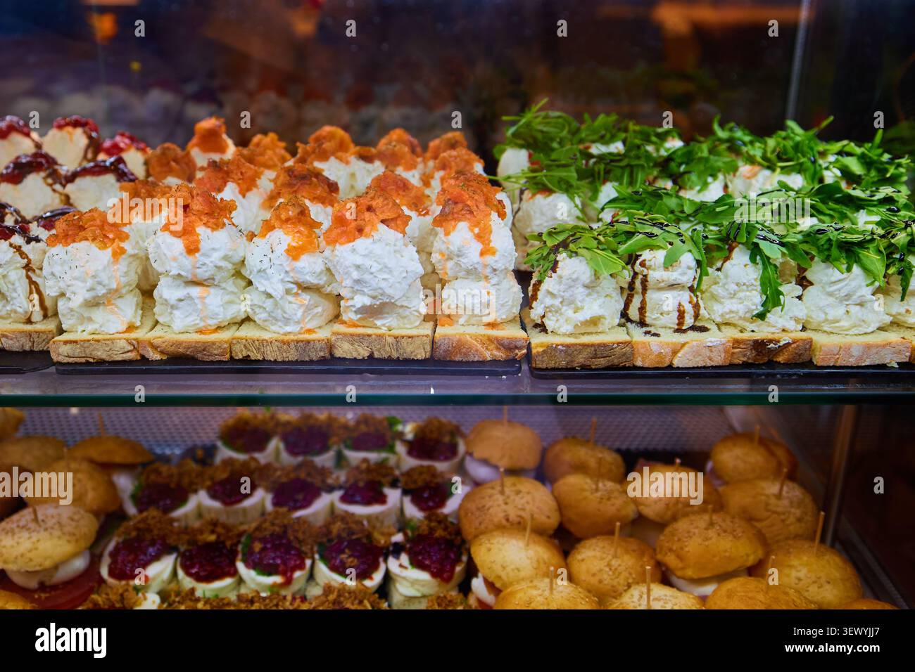 Stuzzichini spagnoli tradizionali al tapas bar di Madrid. Foto Stock