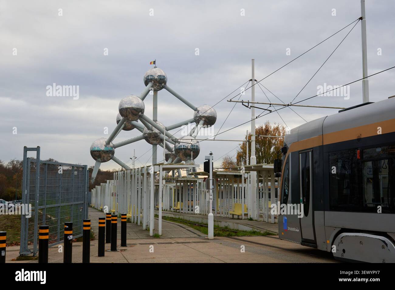 Tram di Bruxelles alla stazione di Heysel con l'Atomium sullo sfondo, Belgio Foto Stock