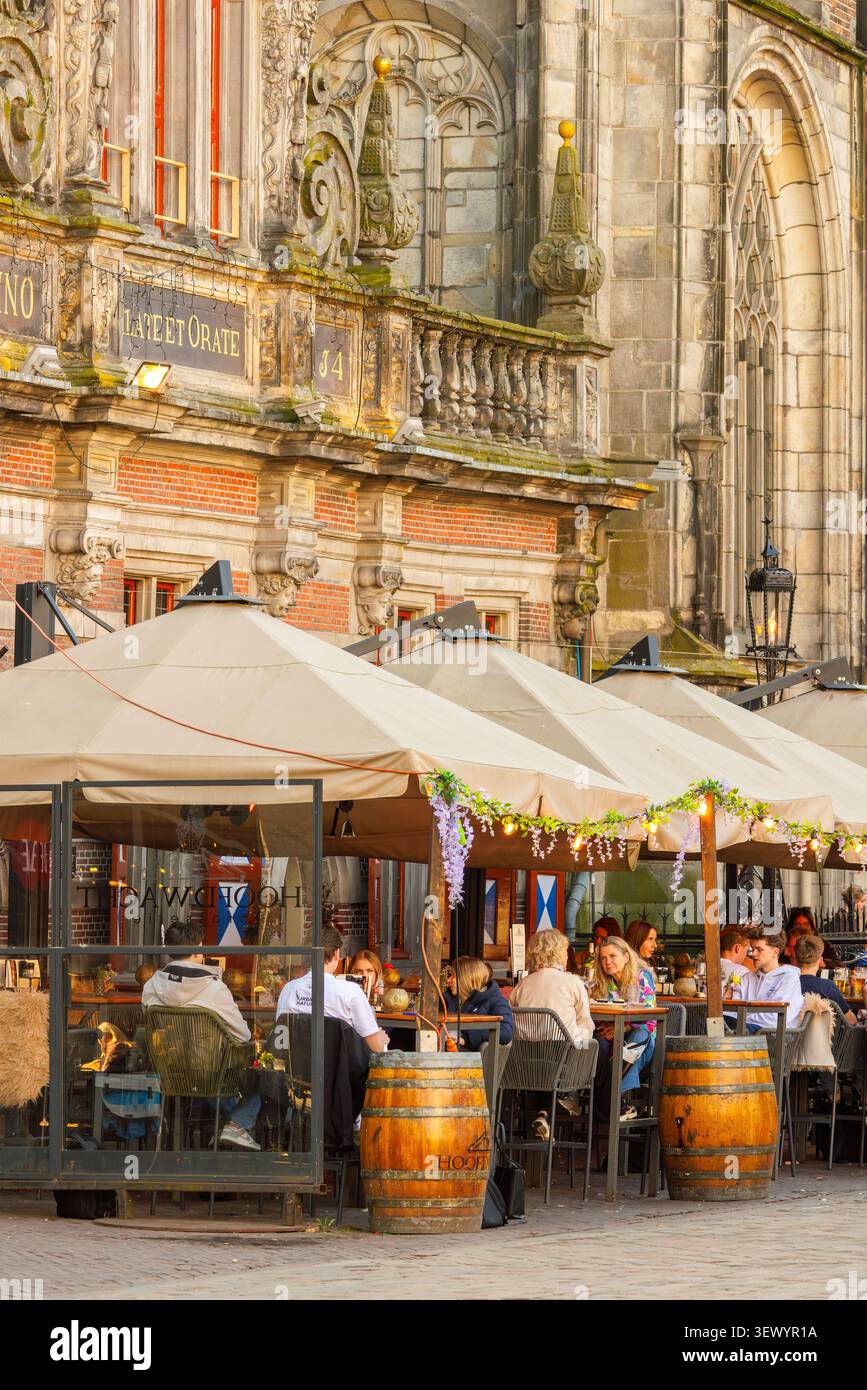 Zwolle, Paesi Bassi - 5 marzo 2026: Caffè sul marciapiede nella piazza centrale del centro della città olandese di Zwolle, Paesi Bassi Foto Stock