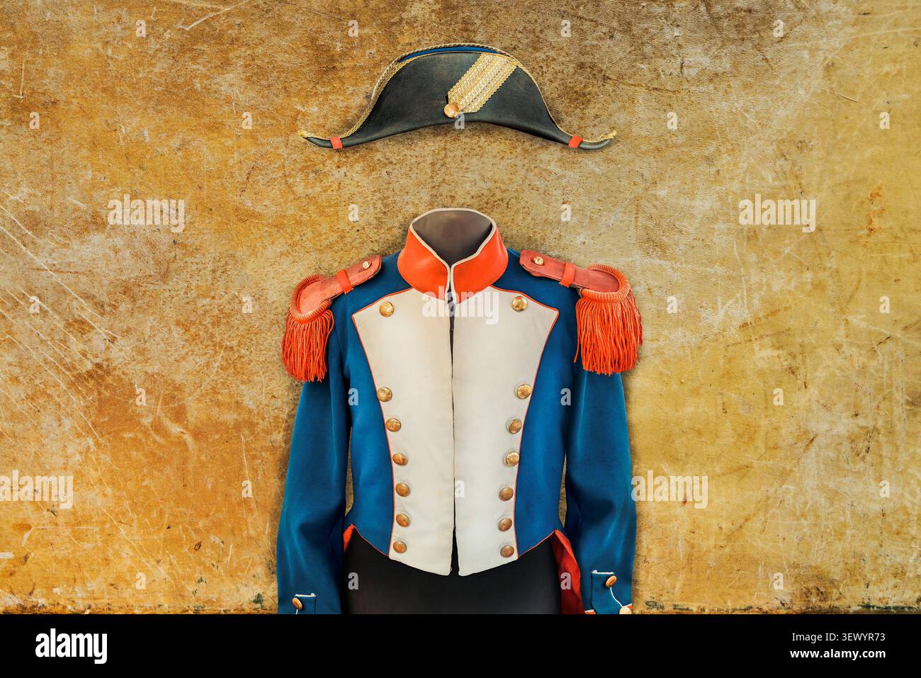 Costume Napoleone d'epoca con cappello su sfondo resistente alle intemperie Foto Stock